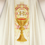 Ecru ornat haftowany z kielichem