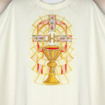 Ecru ornat haftowany z kielichem