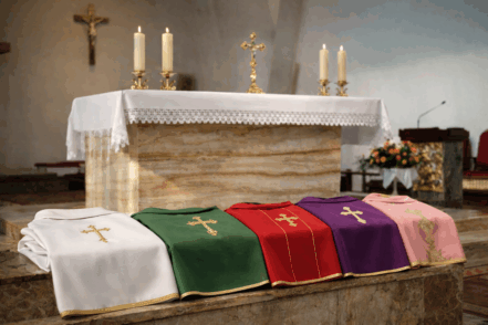 The Chasuble Through the Liturgical Year – The Meaning of Colors and the Symbolism of Ornaments ⭐