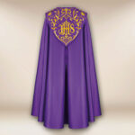 Kapa haftowana “IHS”