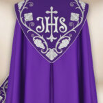 Kapa haftowana “IHS”