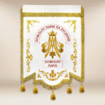 Chorągiew haftowana “Królowej Różańca Świętego” z dowolnym napisem