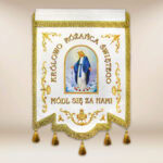 Chorągiew haftowana “Królowej Różańca Świętego” z dowolnym napisem