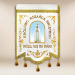 Chorągiew haftowana “Królowej Różańca Świętego” z dowolnym napisem