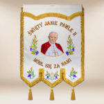 Chorągiew haftowana z wizerunkiem Św. Jana Pawła II
