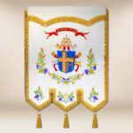 Chorągiew haftowana z wizerunkiem Św. Jana Pawła II