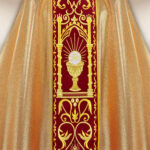 Ornat z haftowanym pasem pluszowym “Kielich”